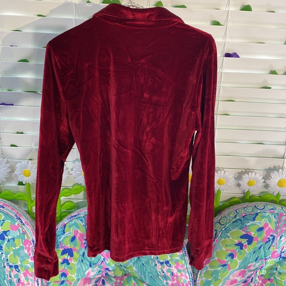 Deep red velvet top with pockets cute for the holidays - Picture 4 of 7